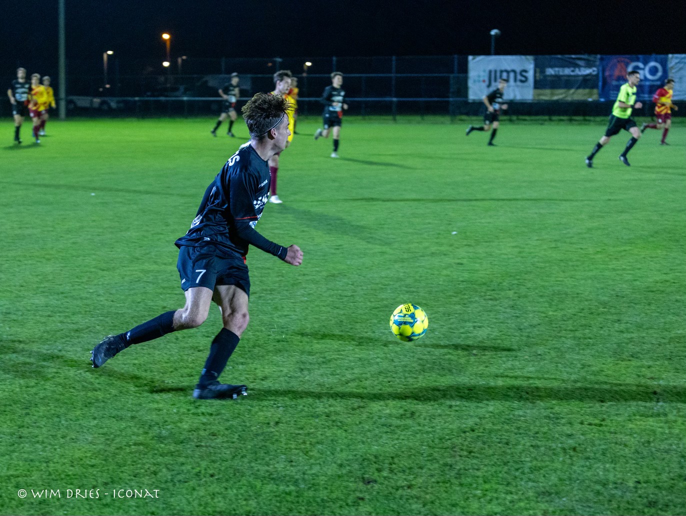 voetballer die bal wegtrapt